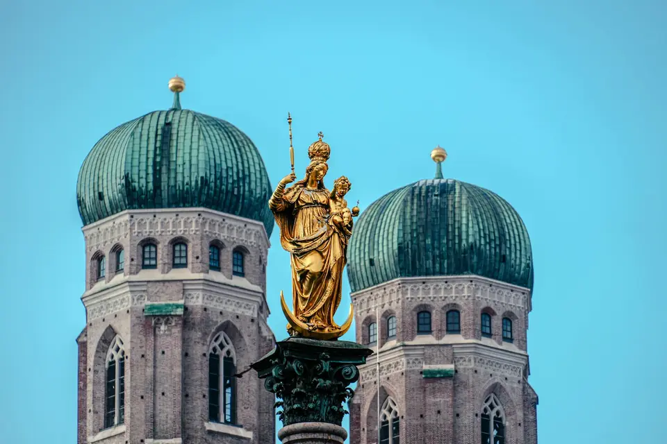 München Frauenkirche in München-Altstadt-Lehel — Wahrzeichen der bayerischen Landeshauptstadt mit den charakteristischen Zwillingstürmen