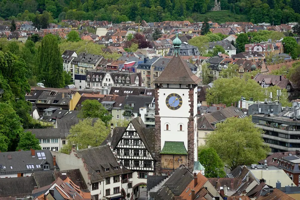Freiburg im Breisgau Freiburg im Breisgau — Universitätsstadt am Rand des Schwarzwalds mit ökologisch geprägten Quartieren