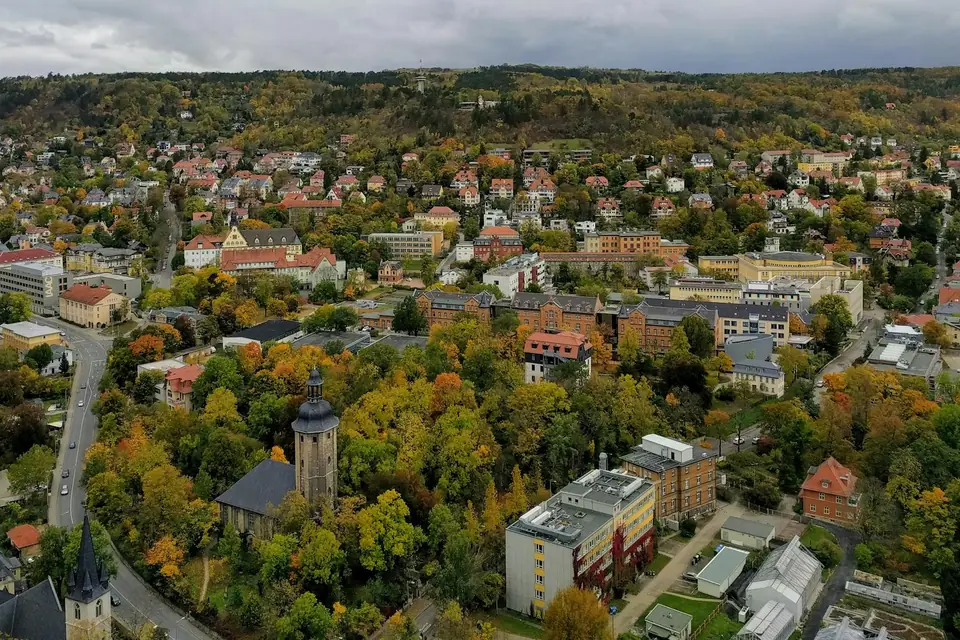 Jena Jena — Wissenschafts-Stadt im Saale-Tal mit Zeiss- und Schott-Werks-Erbe