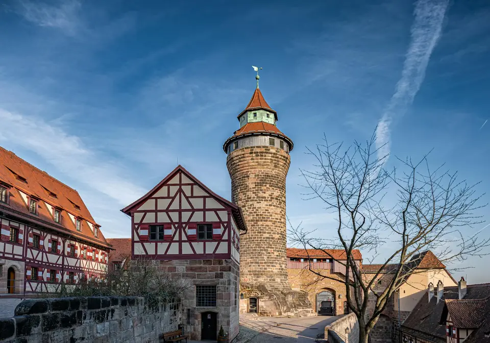 Kaiserburg Nürnberg über der historischen Altstadt — Wahrzeichen der fränkischen Metropole