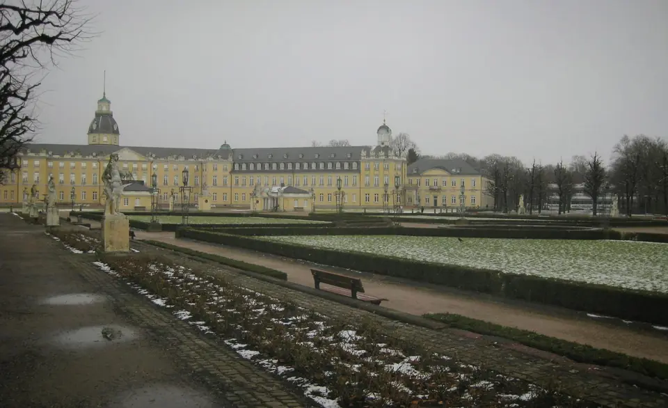 Karlsruhe Karlsruhe — fächerförmig angelegte Residenzstadt mit dem klassizistischen Schloss als Zentrum