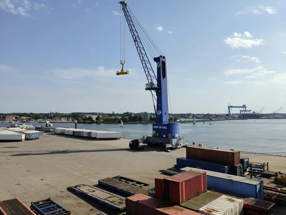 Kiel Kieler Förde mit Hafenpanorama — schleswig-holsteinische Landeshauptstadt am Ostseeufer