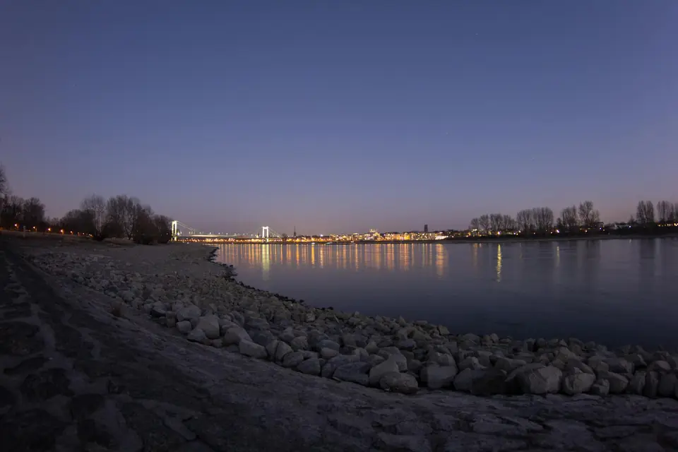 Ludwigshafen am Rhein Ludwigshafen am Rhein — BASF-Stadt am Rhein mit weltgrößtem zusammenhängendem Chemiewerk