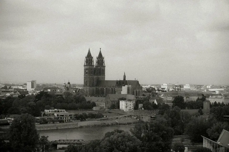Magdeburg Magdeburger Dom am Elbufer — ältester gotischer Dom Deutschlands und Wahrzeichen der sachsen-anhaltinischen Landeshauptstadt