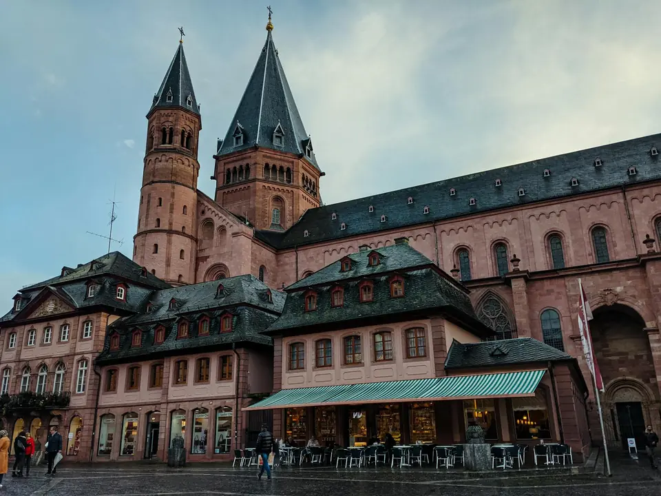 Mainzer Dom St. Martin auf dem Marktplatz — romanischer Kaiserdom und Wahrzeichen der rheinland-pfälzischen Landeshauptstadt