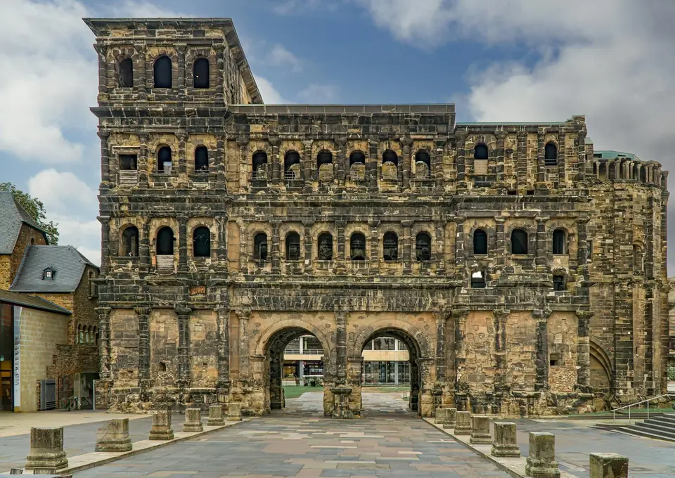 Trier Porta Nigra in Trier — römisches Stadttor und UNESCO-Welterbe der ältesten Stadt Deutschlands
