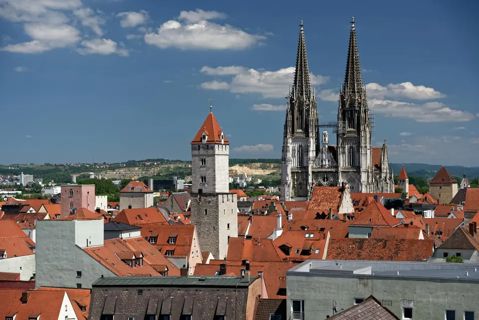 Regensburg — UNESCO-Welterbe-Altstadt mit der Steinernen Brücke über die Donau
