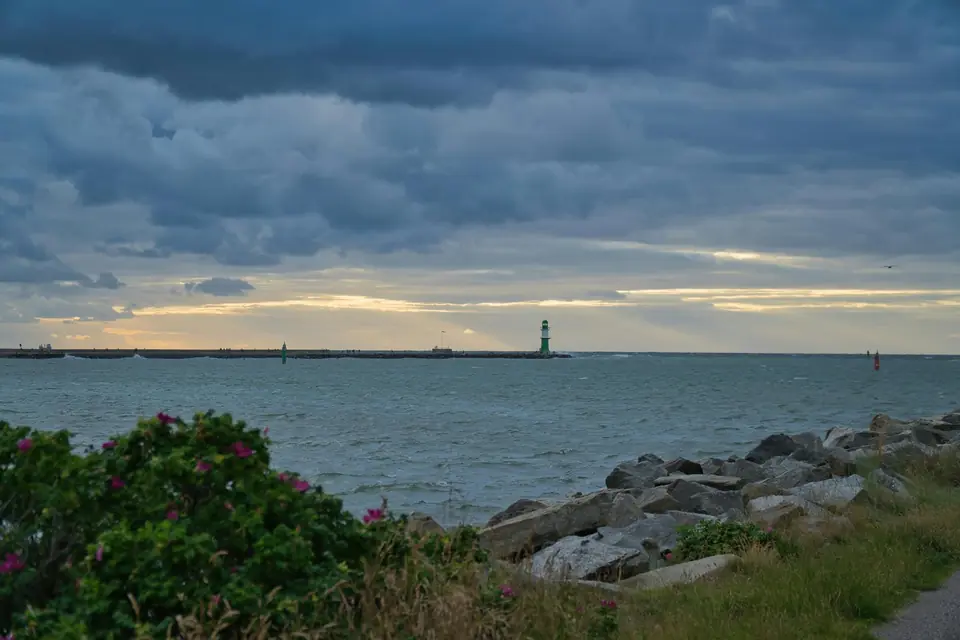 Rostock — Hansestadt und größter Ostseehafen Deutschlands mit Seebadteil Warnemünde