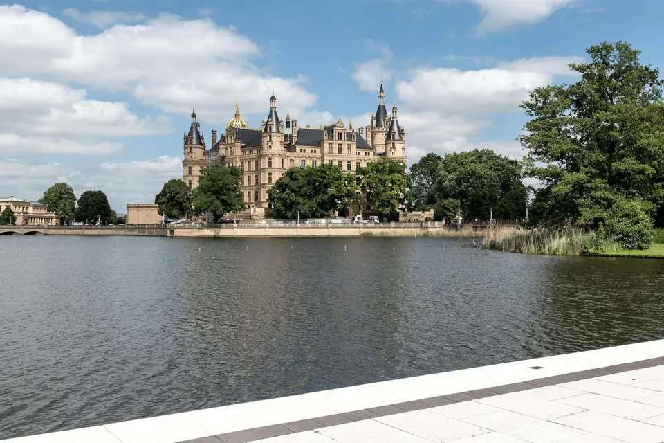 Schwerin — kleinste deutsche Landeshauptstadt mit dem Schweriner Schloss im See
