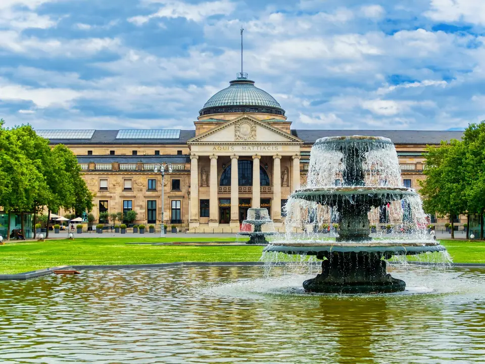 Wiesbaden — hessische Landeshauptstadt und Kurstadt mit Kurhaus am Bowling Green